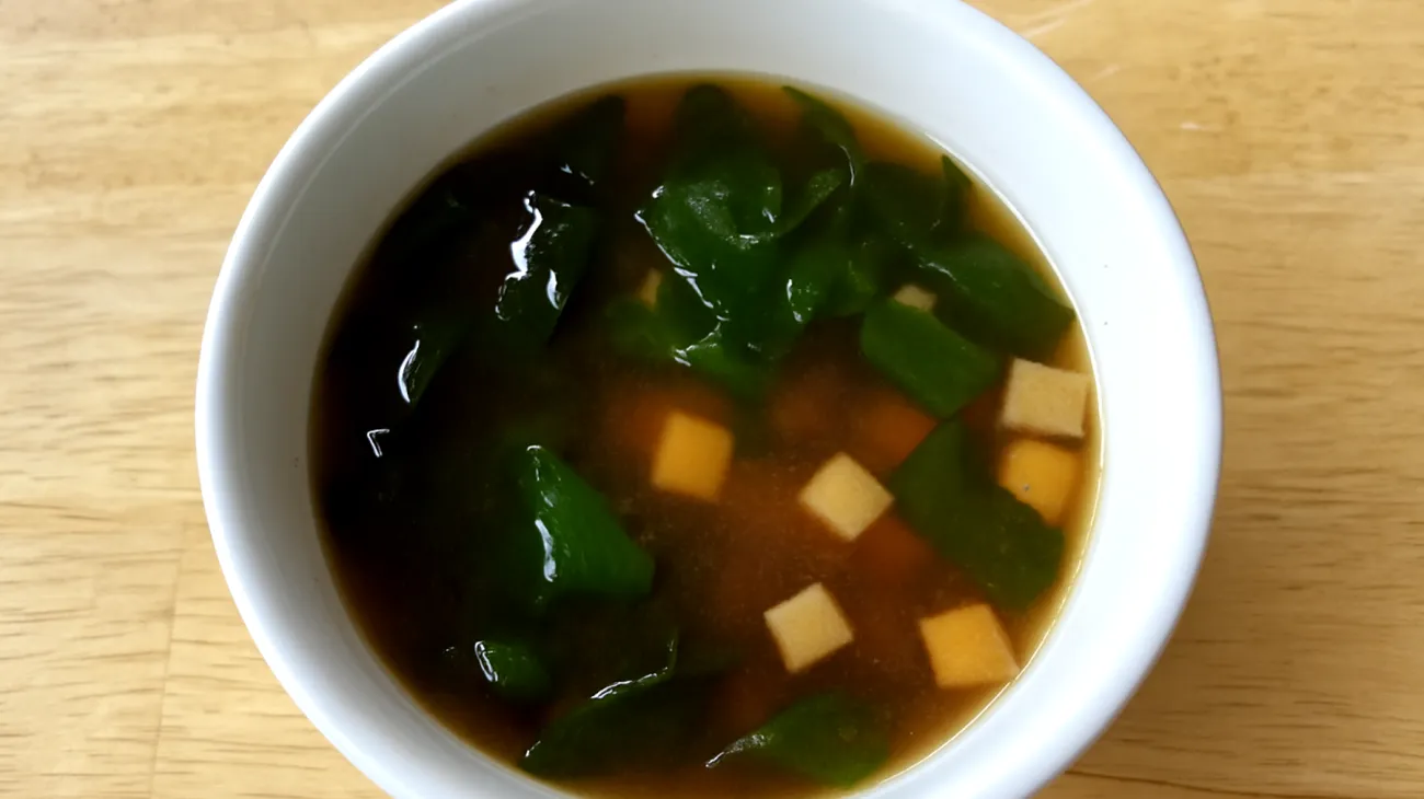 Miso-Suppe mit Wakame-Algen und fermentiertem Gemüse"