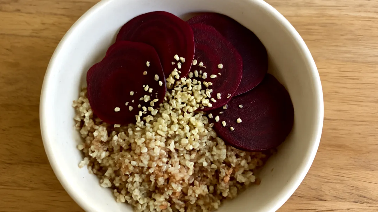 Quinoa-Buchweizen-Bowl mit Hanfsamen und fermentierten Rote-Bete-Scheiben"
