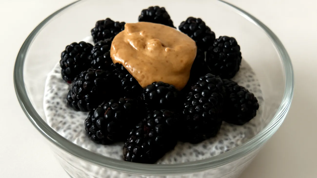 Chia-Pudding mit Maulbeeren und Mandelbutter"