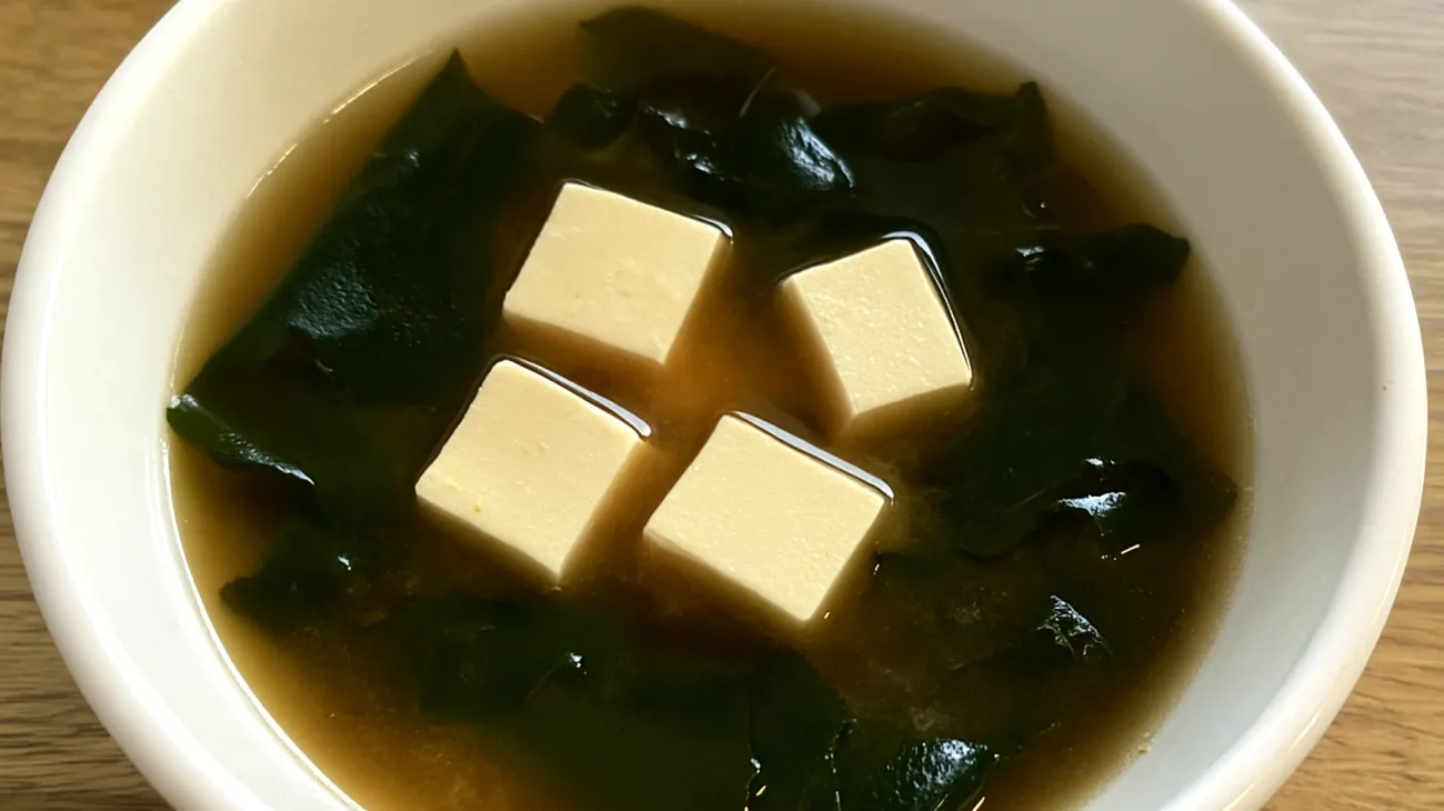 Miso-Suppe mit Wakame-Algen und Seidentofu"